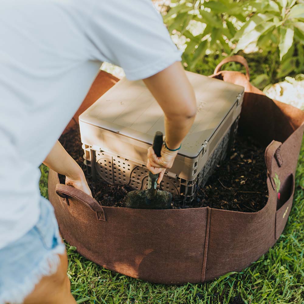 Installing a mini compost bin in the Subpod Grow Bag - Subpod US